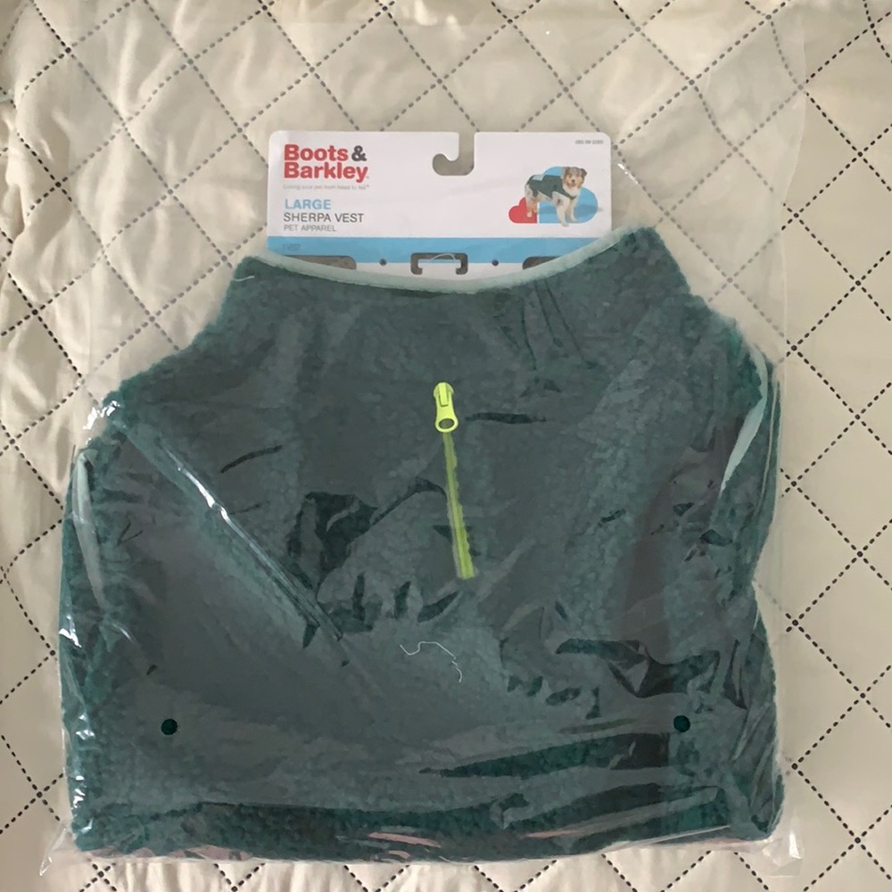 Boots & Barkley Large Sherpa Vest in green.